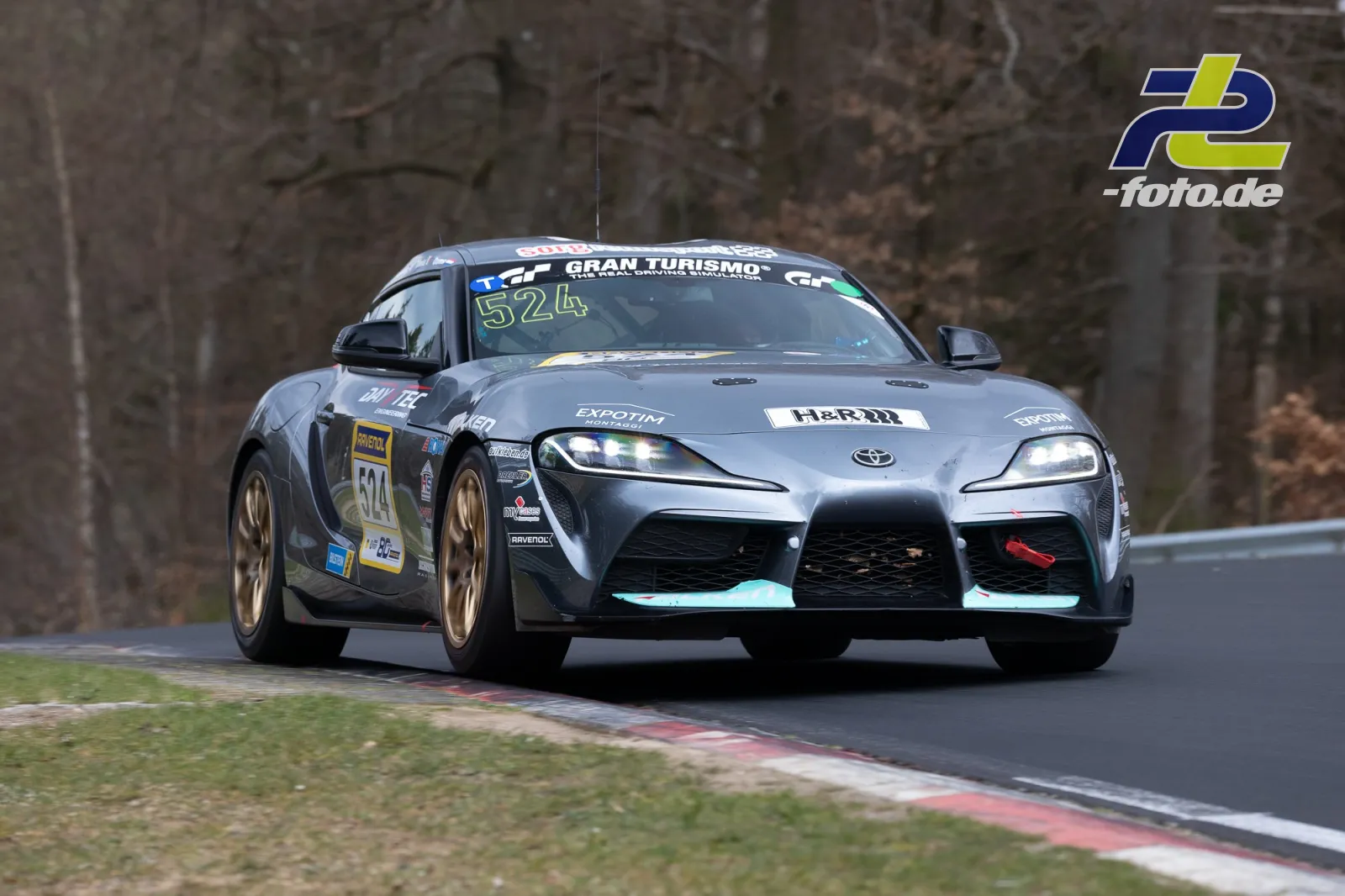 Toyota Supra mit Startnummer 524 in Kurve auf der Nordschleife beim ADAC Barbarossapreis
