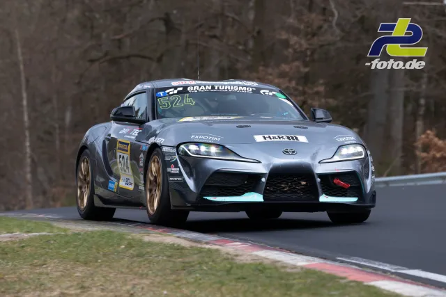 Toyota Supra mit Startnummer 524 in Kurve auf der Nordschleife beim ADAC Barbarossapreis