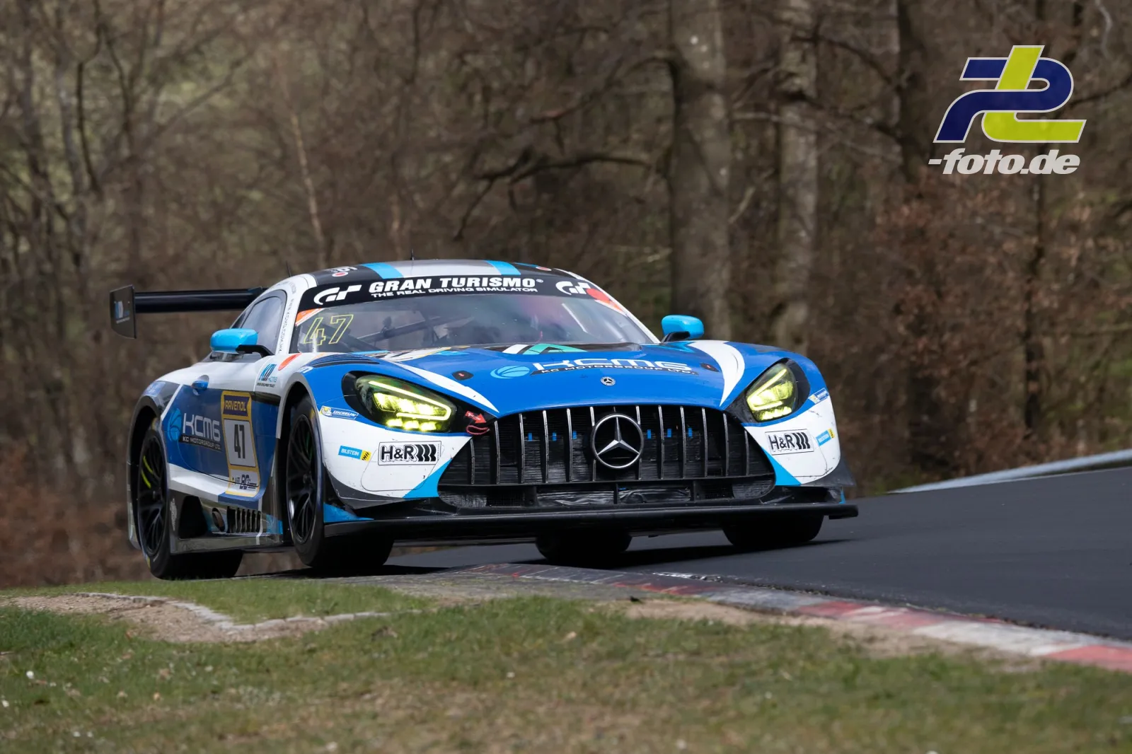 Mercedes-AMG GT3 mit Startnummer 47 in blau-weißer Lackierung auf der Nordschleife des Nürburgrings während des Rennens.