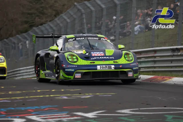 Porsche 911 GT3 R #48 in dunkelblau-neongrüner Lackierung auf der Nordschleife beim NLS-Rennen