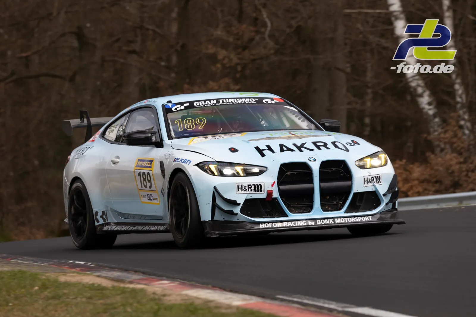 BMW M4 GT4 mit Startnummer 189 beim NLS-Rennen auf der Nordschleife im Waldabschnitt.