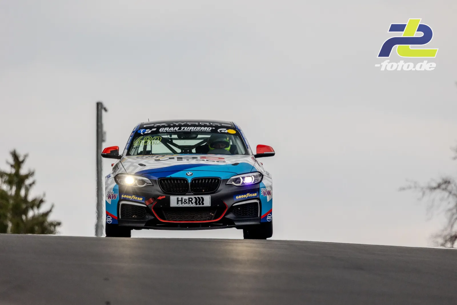 BMW über Kuppe auf dem Nürburgring beim ADAC Barbarossapreis, Frontansicht bei bedecktem Himmel