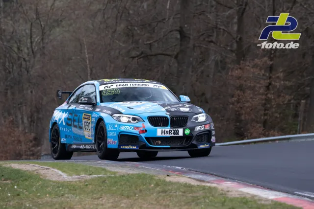 BMW M240i Cup mit hellblauer Lackierung in einer Kurve auf der Nordschleife beim ADAC Barbarossapreis