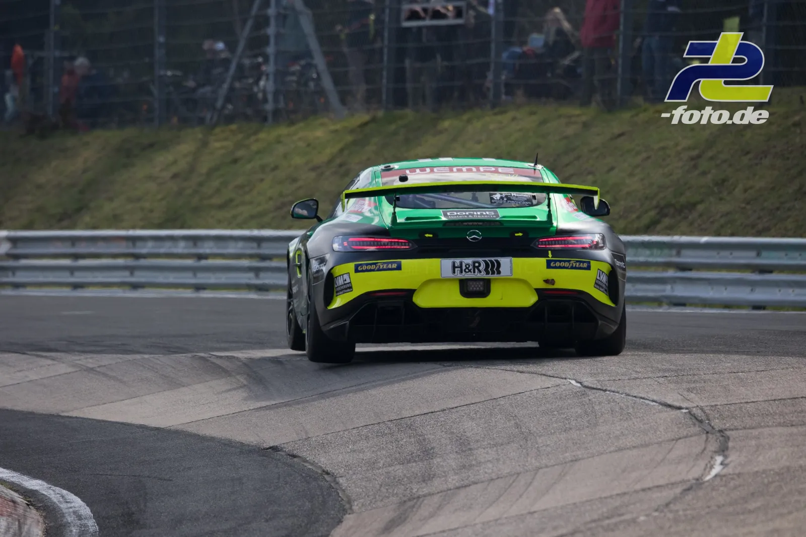 Mercedes-AMG GT3 in grün-gelber Lackierung in einer Rechtskurve auf der Nürburgring-Nordschleife beim ADAC Barbarossapreis.