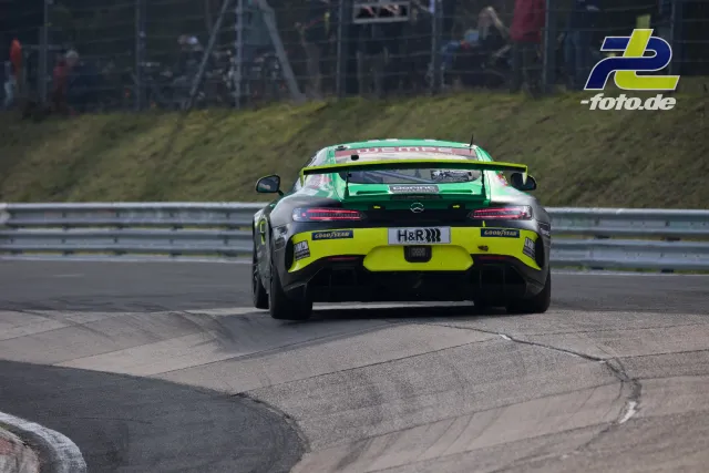 Mercedes-AMG GT3 in grün-gelber Lackierung in einer Rechtskurve auf der Nürburgring-Nordschleife beim ADAC Barbarossapreis.