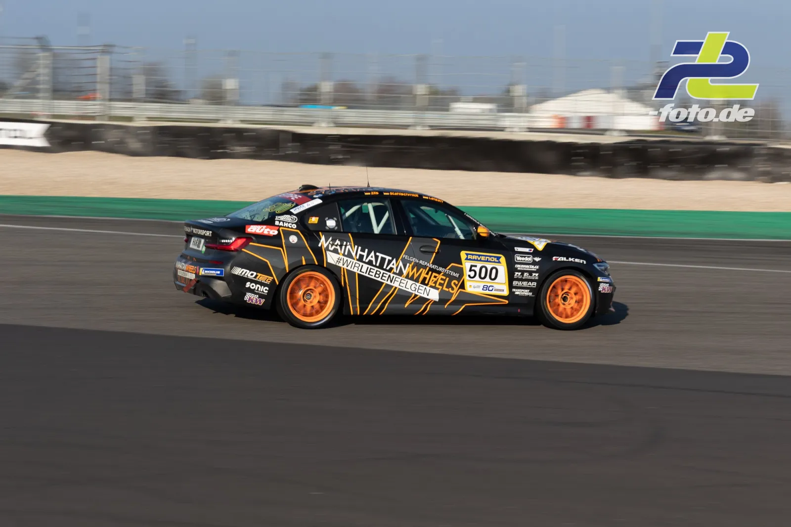 Schwarzer Rennwagen mit Startnummer 500 und orangen Akzenten während des Zeittrainings auf der Nordschleife