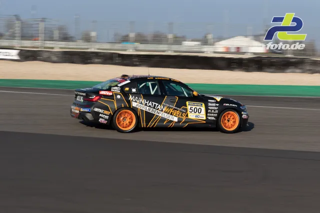 Schwarzer Rennwagen mit Startnummer 500 und orangen Akzenten während des Zeittrainings auf der Nordschleife