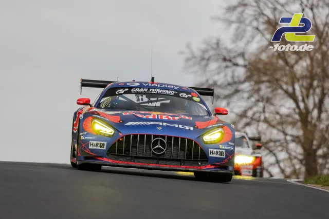 Mercedes-AMG GT3 in Red Bull-Lackierung auf der Nordschleife bei bedecktem Wetter, gefolgt von weiteren Fahrzeugen.
