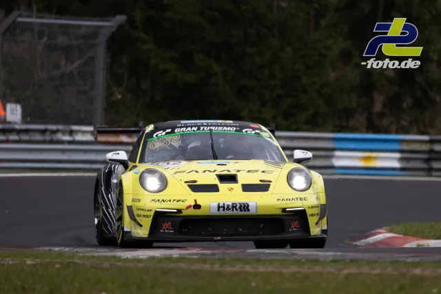 Gelber Porsche 911 GT3 R mit Startnummer 632 im Rennen auf dem Nürburgring während des 58. ADAC Barbarossapreises.