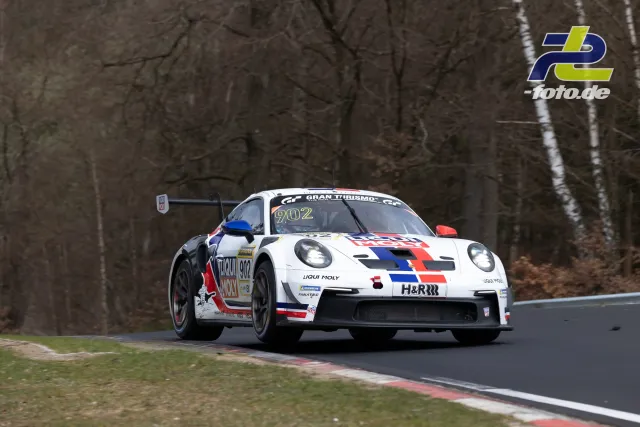 Porsche 911 GT3 R (902) in weiß mit blau-roten Streifen beim NLS-Rennen auf der Nordschleife.