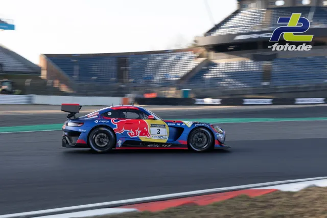 Mercedes AMG GT3 im Red Bull-Design mit Startnummer 3 fährt im Zeittraining auf der Nordschleife am Nürburgring