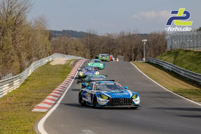 Rennfahrzeuge in einer Kurve auf der Nordschleife des Nürburgrings während des NLS-Rennens bei Tageslicht.