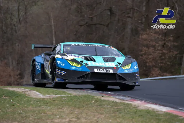 Lamborghini Huracán GT3 Evo mit türkis-blauer Lackierung in Kurvenfahrt auf der Nordschleife während des 58. ADAC Barbarossapreis.