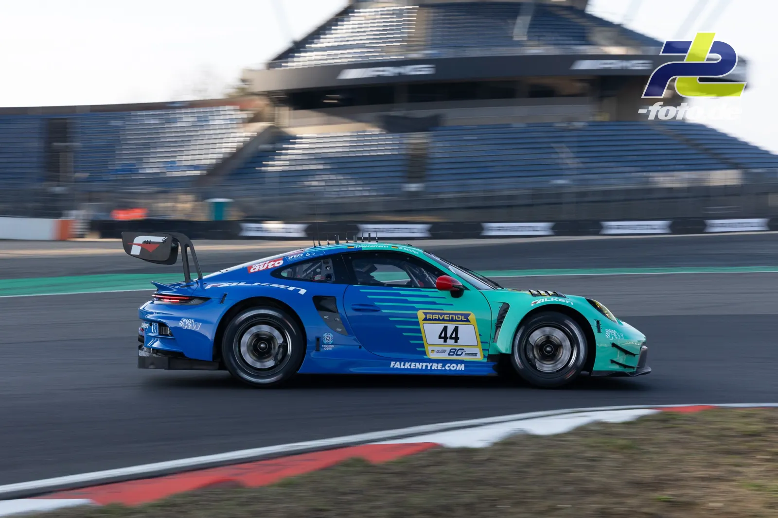 Porsche 911 GT3 Nummer 44 in türkis-blauer Lackierung im Zeittraining auf dem Nürburgring, aufgenommen als Mitzieher.