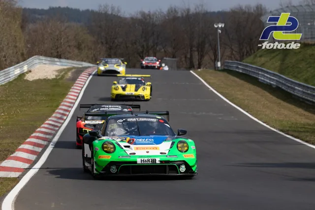Grüner Porsche 911 GT3 R führt Fahrzeuggruppe auf Nordschleife an, GT3-Fahrzeuge in Kolonne