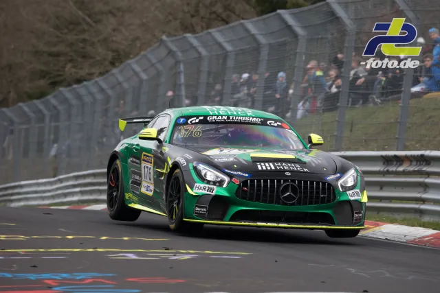 Mercedes-AMG GT3 #176 in grün-schwarzer Lackierung mit gelben Akzenten auf der Nordschleife während des NLS-Rennens.