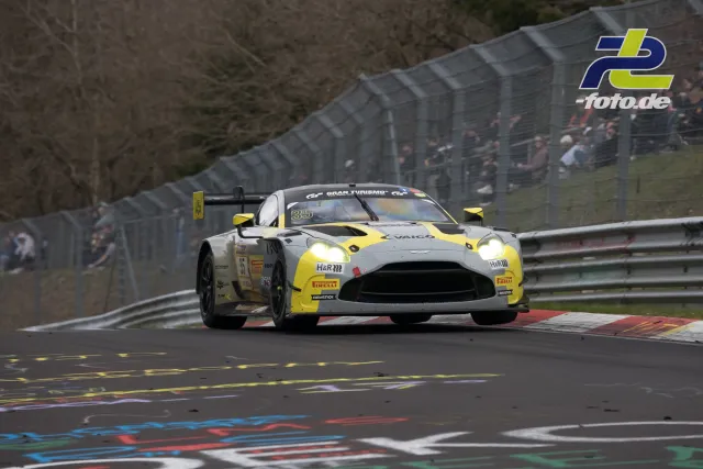 Aston Martin Vantage GT4 in silber-gelber Lackierung während des NLS-Rennens auf der Nürburgring-Nordschleife.