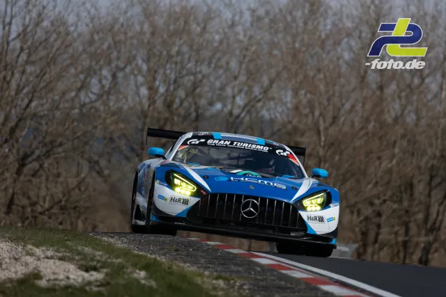 Mercedes-AMG GT3 mit gelben Scheinwerfern in Kurve auf dem Nürburgring beim ADAC Barbarossapreis