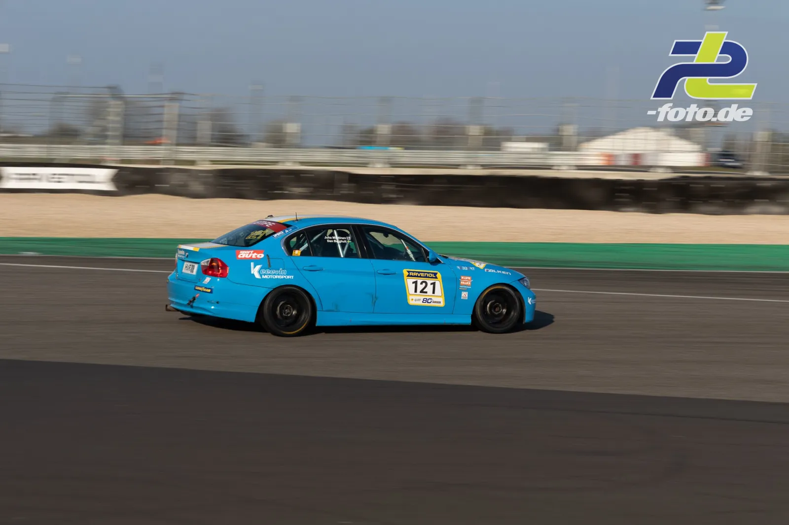 Hellblauer BMW 320si mit Startnummer 121 im Mitzieher während des Zeittrainings auf der Nürburgring Nordschleife.