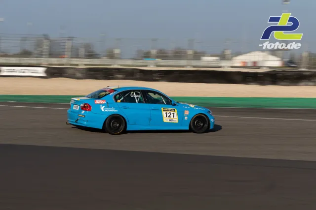 Hellblauer BMW 320si mit Startnummer 121 im Mitzieher während des Zeittrainings auf der Nürburgring Nordschleife.