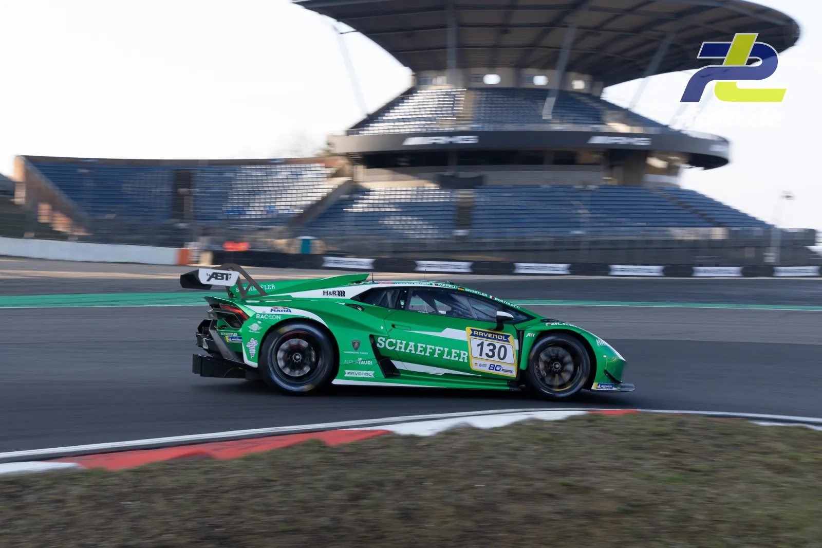 Grüner Rennwagen mit Startnummer 130 im Zeittraining auf dem Nürburgring, charakteristische Haupttribüne im Hintergrund.