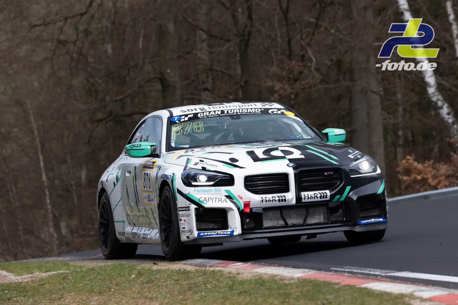 BMW M4 GT3 mit Startnummer 878 in Kurve auf der Nordschleife beim NLS Rennen am Nürburgring