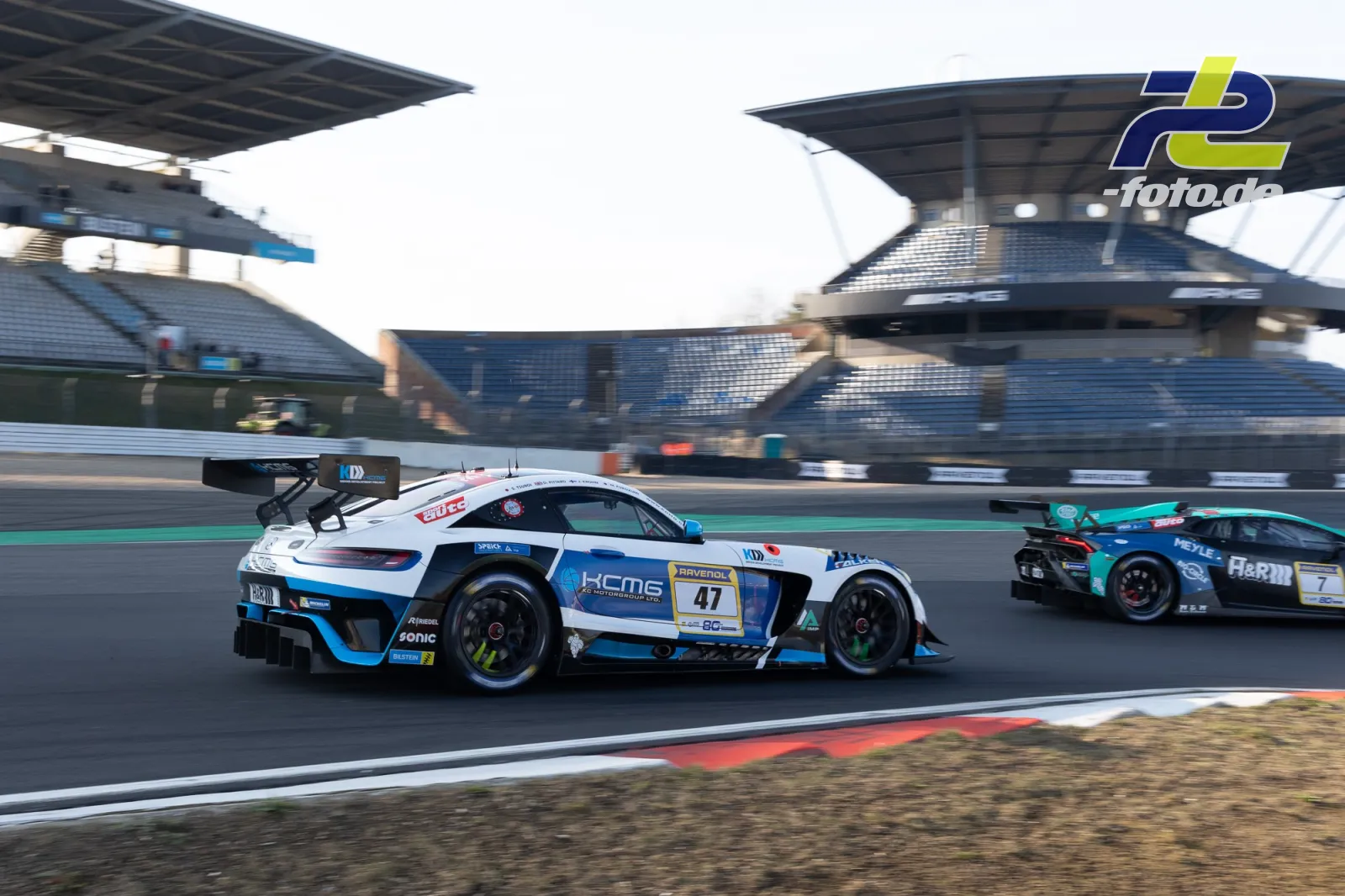 Zwei GT3-Rennwagen auf der Nordschleife beim Zeittraining, vorn weiß-blauer Mercedes-AMG GT3 #47, dahinter blau-grüner Lamborghini #7.