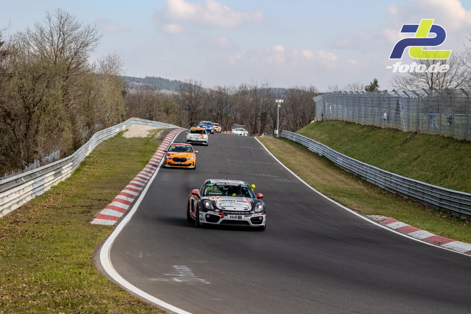 Mehrere Fahrzeuge in einer Kuppe auf der Nordschleife des Nürburgrings während des Rennens.