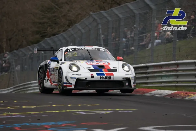 Porsche 911 GT3 R mit Startnummer 902 in der Nordschleife während des NLS-Rennens.