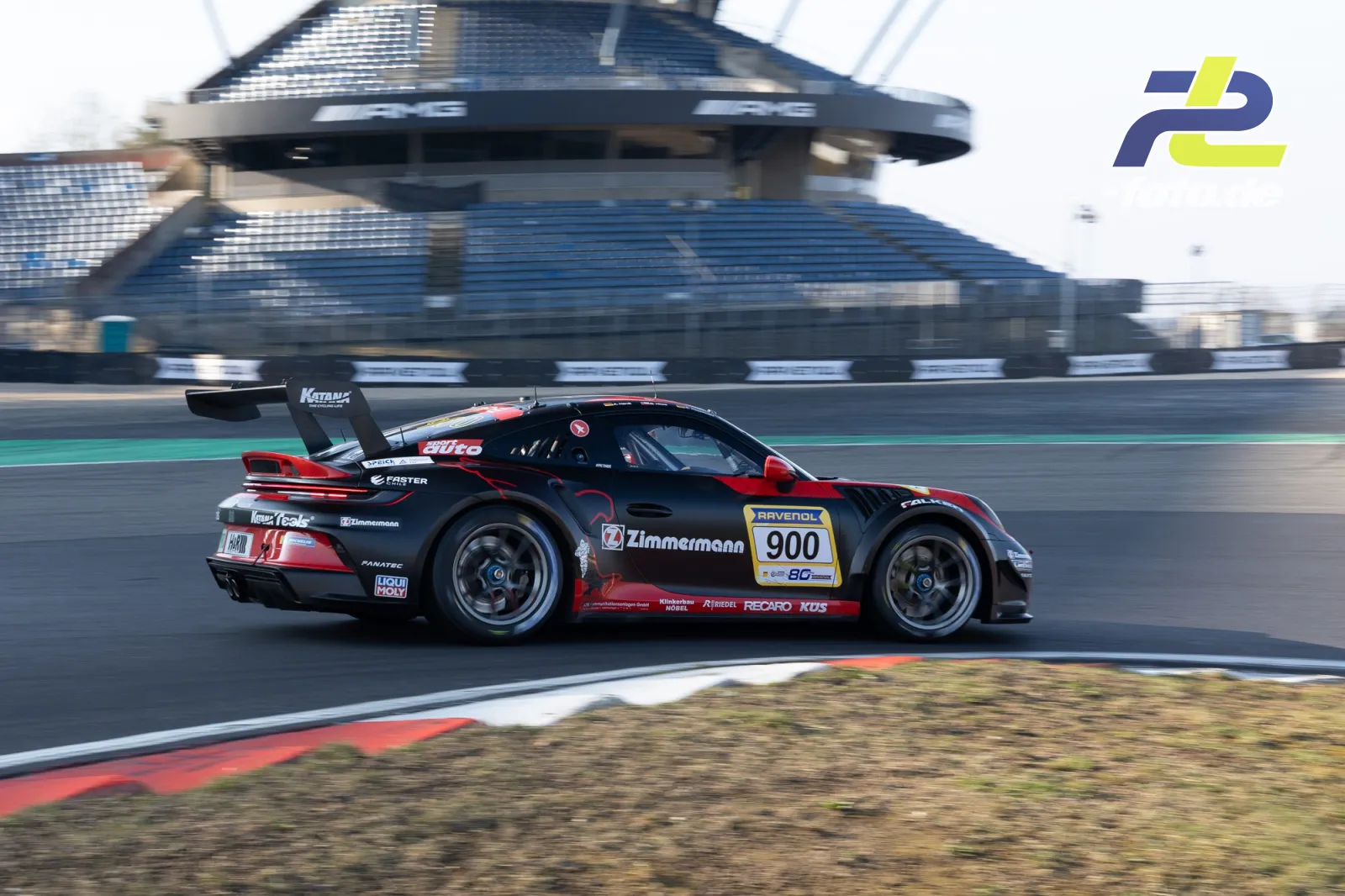Porsche 911 GT3 Cup #900 vom Team Zimmermann im Mitzieher auf der Nordschleife beim NLS-Zeittraining, Tribüne im Hintergrund.