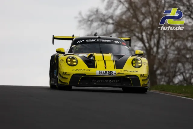 Gelb-schwarzer Porsche 911 GT3 R mit Startnummer 17 in der Bergauf-Passage der Nürburgring-Nordschleife während des NLS-Rennens.