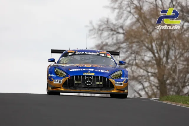 Mercedes-AMG GT3 #80 in blau-goldener Lackierung über eine Kuppe auf der Nürburgring Nordschleife beim NLS Rennen.