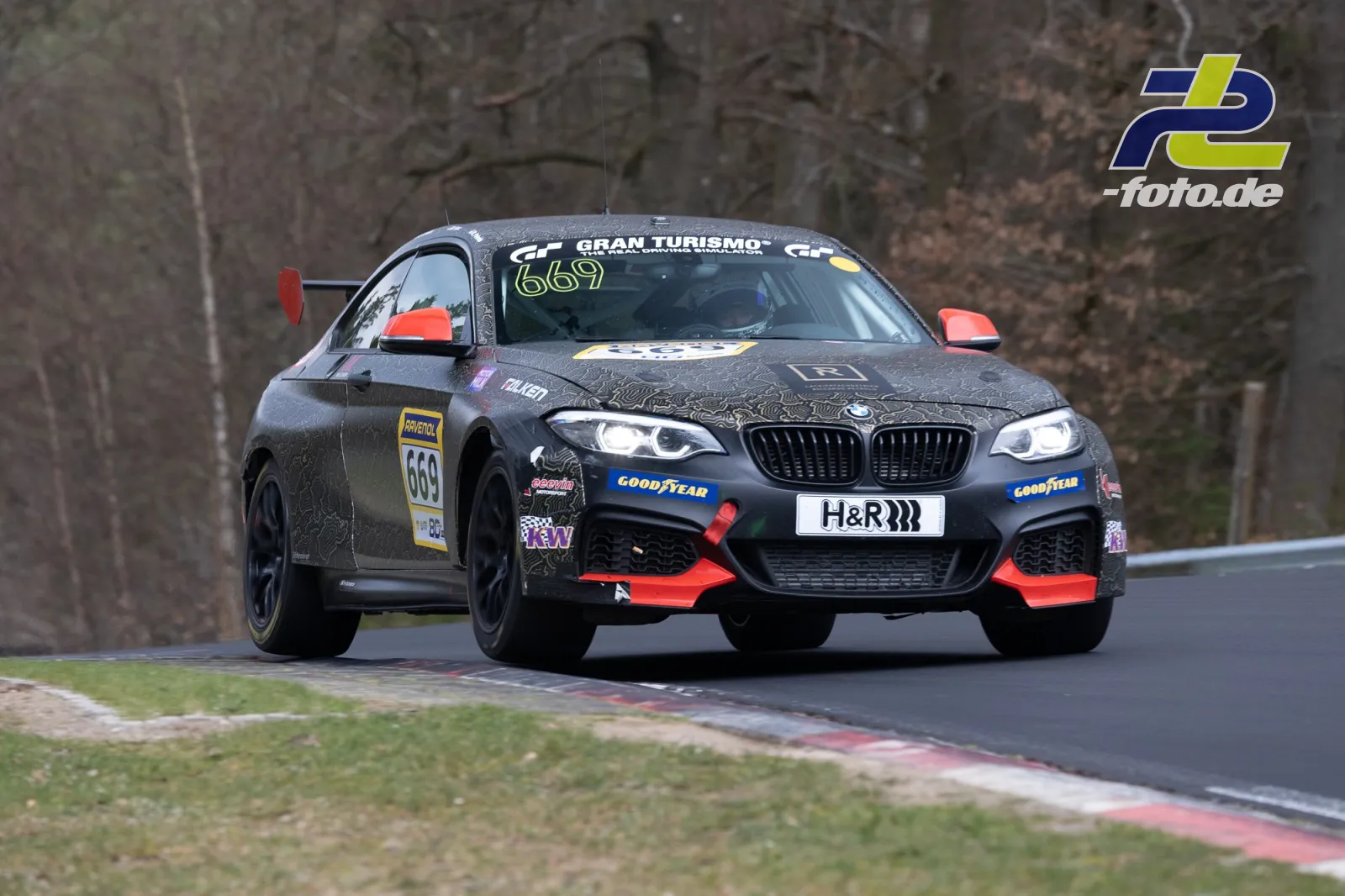BMW M2 mit Startnummer 669 in Kurve auf der Nürburgring-Nordschleife während des 58. ADAC Barbarossapreis