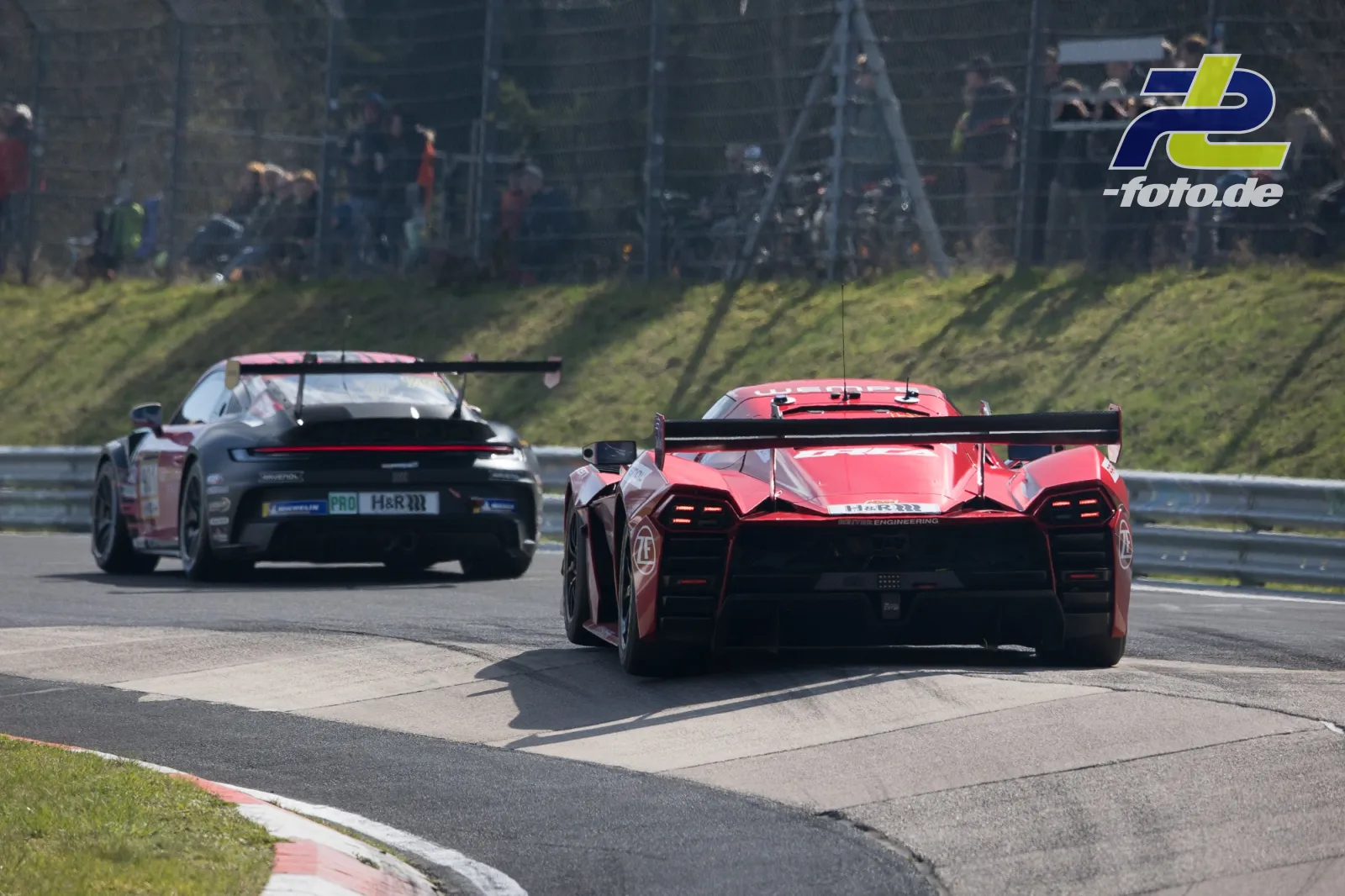 Zwei Rennwagen im Zweikampf auf der Nordschleife, Heckansicht beim NLS-Rennen