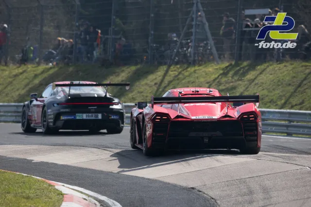 Zwei Rennwagen im Zweikampf auf der Nordschleife, Heckansicht beim NLS-Rennen