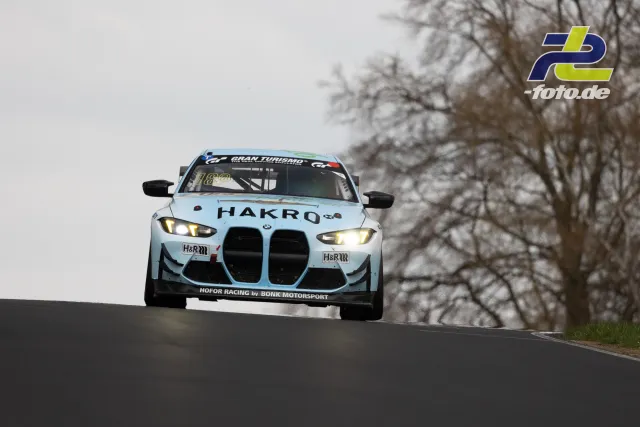 BMW M4 GT4 in hellblauer Lackierung fliegt über die Kuppe am Nürburgring während des ADAC Barbarossapreis