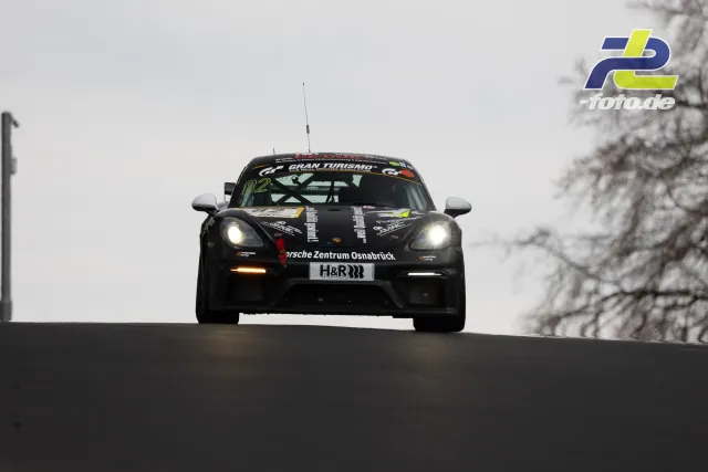 Porsche 718 Cayman GT4 Nr. 82 vom Porsche Zentrum Osnabrück überquert bei bedecktem Wetter eine Kuppe auf der Nürburgring-Nordschleife.