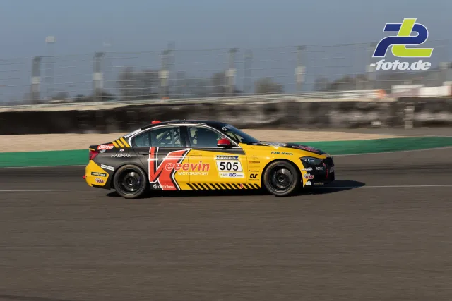 BMW M4 mit Startnummer 505 in gelb-schwarzer Verevin-Lackierung auf der Geraden am Nürburgring, Seitenansicht