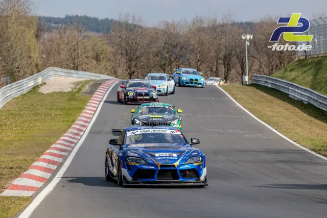 Rennfeld in Kurve auf der Nordschleife, angeführt von Toyota Supra GT4 #170, gefolgt von Mercedes-AMG GT4 und BMW M4 GT4.
