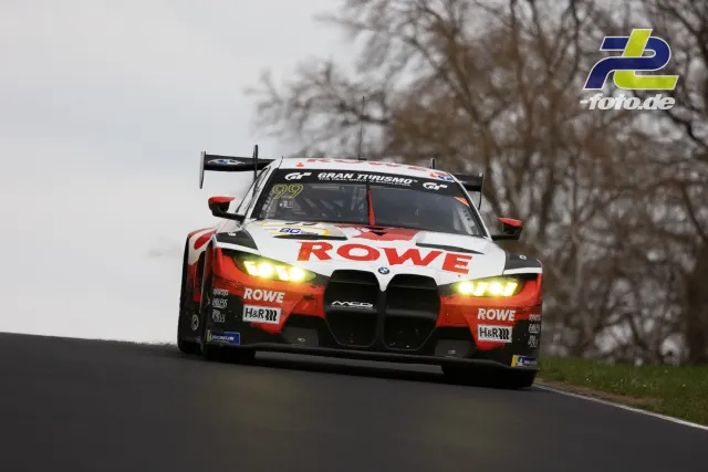 BMW M4 GT3 mit ROWE-Lackierung auf der Nordschleife bei bedecktem Himmel während des 58. ADAC Barbarossapreises.
