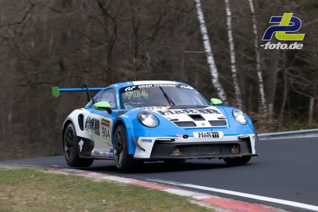 Porsche 911 GT3 R mit Startnummer 904 in blau-weißer Lackierung im Rennen auf der Nürburgring-Nordschleife