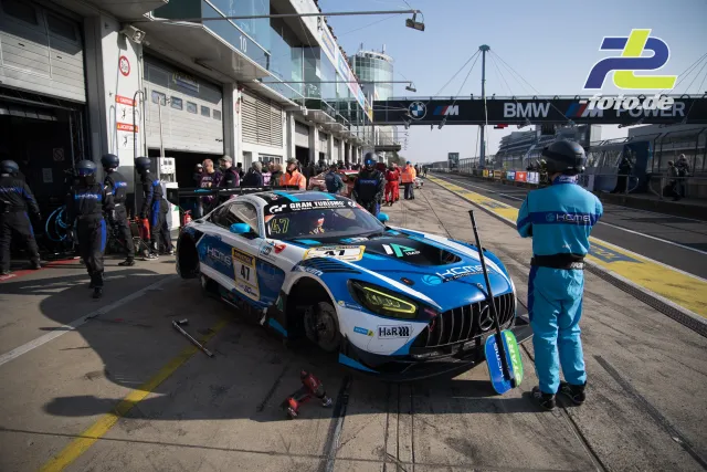 Mercedes-AMG GT3 Nr. 47 während eines Boxenstopps in der Boxengasse des Nürburgrings, Mechaniker bereiten den Reifenwechsel vor.