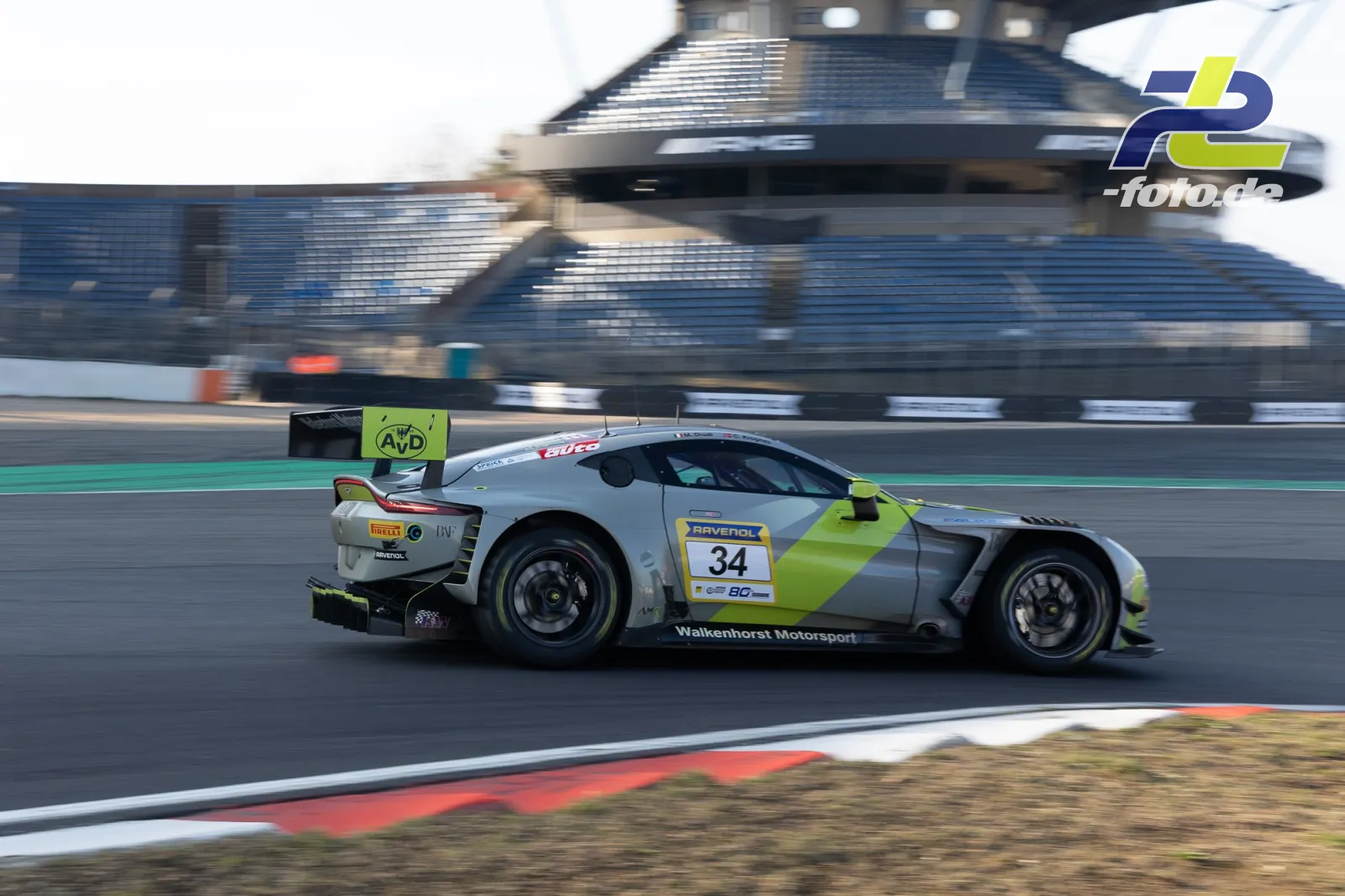 GT-Rennwagen mit Startnummer 34 von Walkenhorst Motorsport im Mitzieher vor der Haupttribüne am Nürburgring.