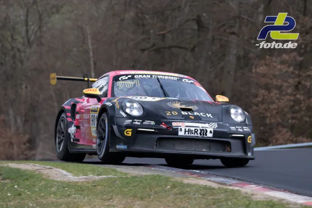 Porsche 911 GT3 Cup #901 in schwarz-rosa Lackierung mit goldenen Details während des NLS-Rennens auf der Nordschleife.
