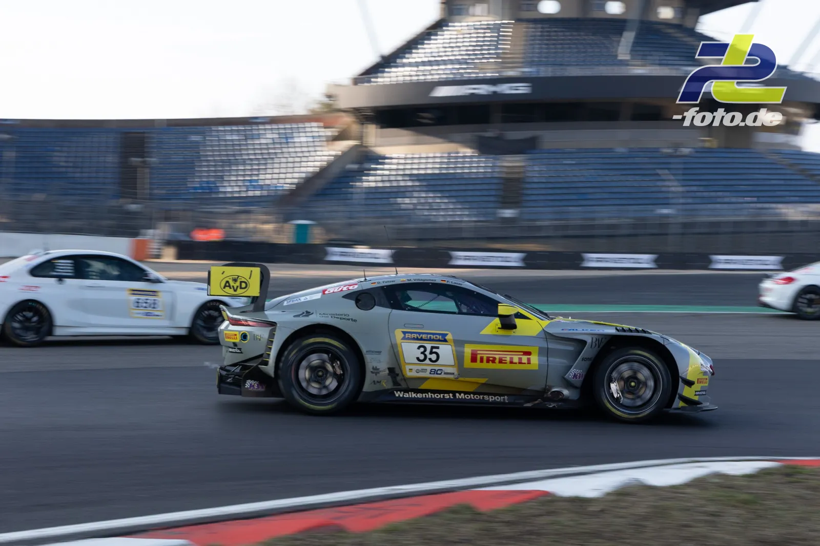 Aston Martin Vantage GT3 EVO des Walkenhorst Motorsport in grau-gelber Lackierung während des Zeittrainings auf der Nürburgring-Nordschleife.