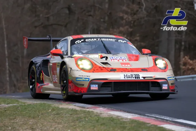 Porsche 911 GT3 R in weiß-roter Liqui Moly Lackierung in einer Kurve auf der Nürburgring-Nordschleife während des NLS-Rennens.