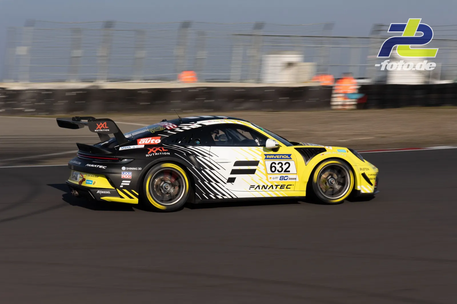 Porsche 911 GT3 Cup #632 in gelb-schwarzer Lackierung während des Zeittrainings am Nürburgring bei der NLS.