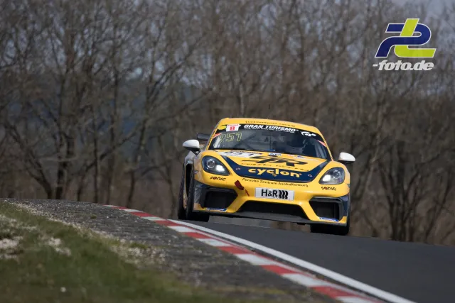 Gelber Porsche 718 Cayman GT4 #257 in einer Kuppe der Nürburgring-Nordschleife beim NLS-Rennen.