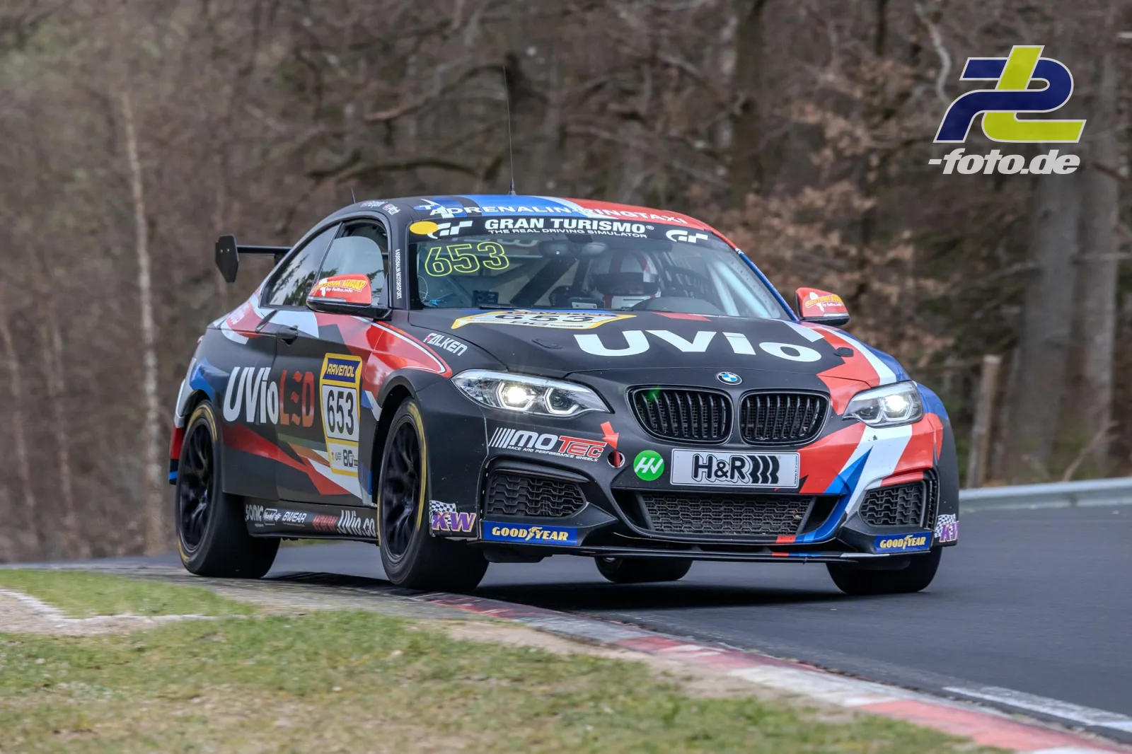 BMW M240i Racing in der Kurve während des ADAC Barbarossapreis am Nürburgring
