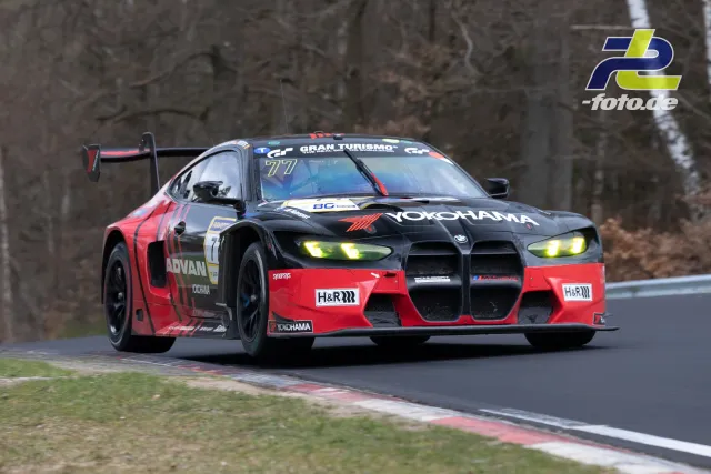 BMW M4 GT3 mit rot-schwarzer Yokohama-Lackierung auf der Nordschleife beim NLS-Rennen am Nürburgring